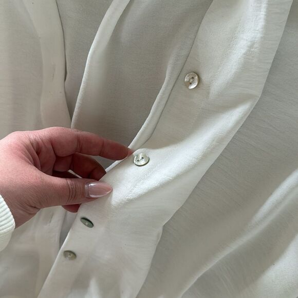 Elegant White Button-Up Blouse - Picture 4 of 5